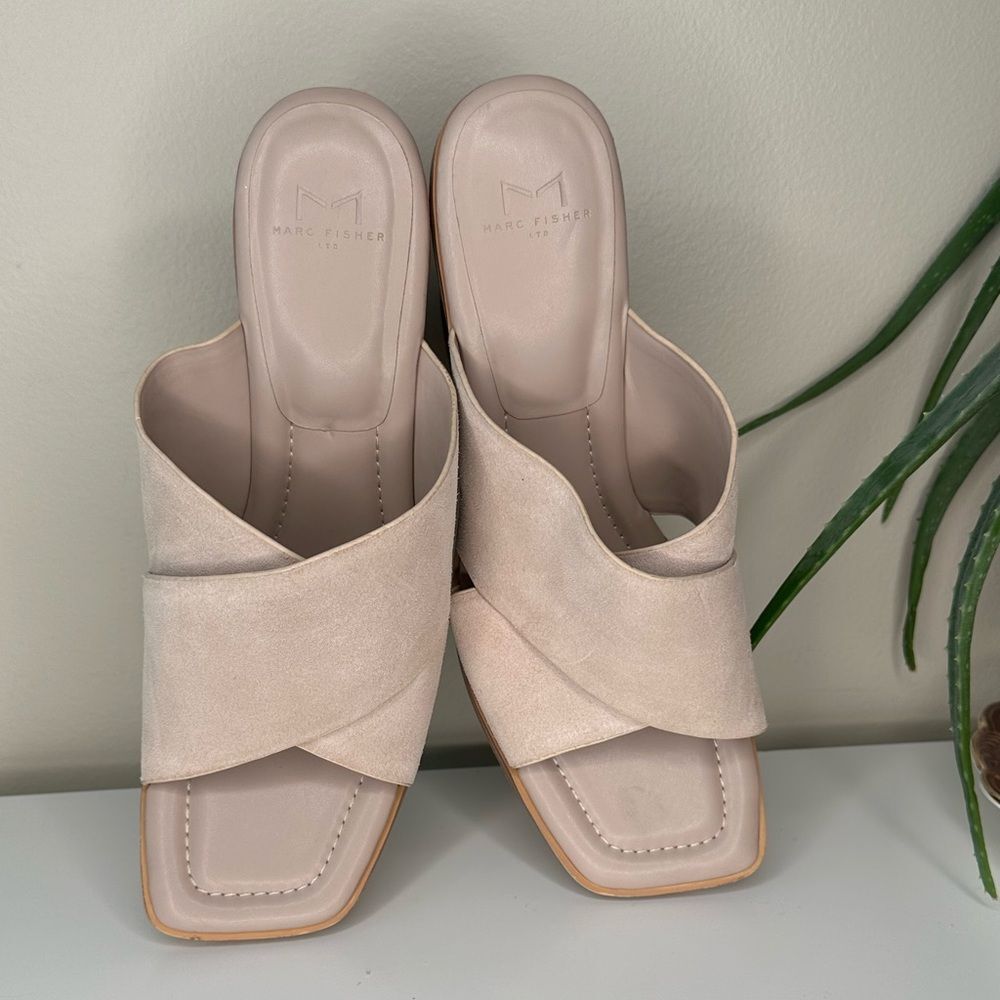 Marc Fisher LTD Barli Block Chunky Heel Suede Criss Cross Mules Sandals 11 Beige - Picture 8 of 14